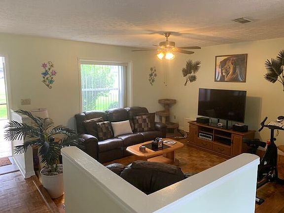 2nd image of 722 NW Cardinal Drive