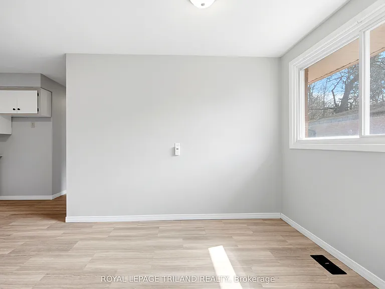 195 B Cedarvale Cres #A — Photo 5
