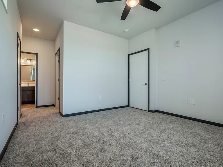 Homestead Luxury Apartments — Photo 38
