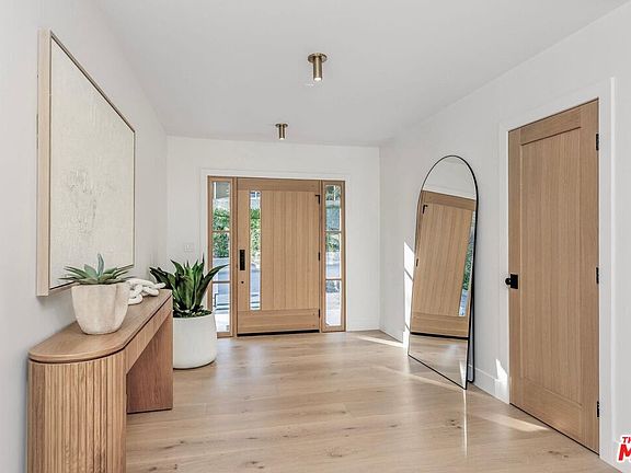 3rd image of 1902 Roscomare Rd