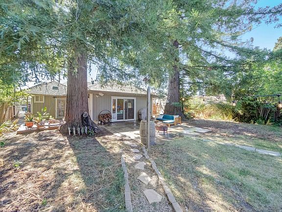 4th image of 832 Corby Avenue