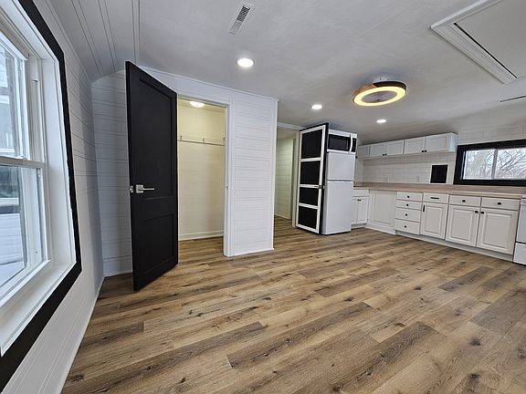 4th image of 5886 Harrison St #2R-3