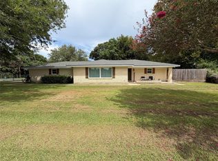 2004 9th St, High Island, TX 77623