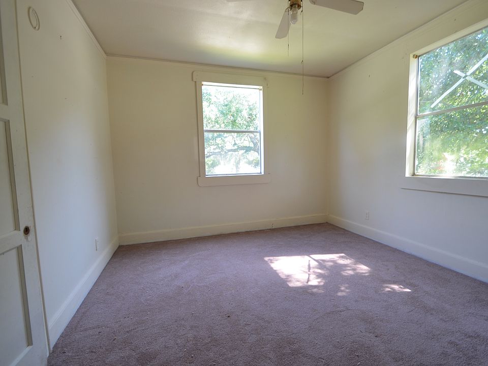 2nd image of 825 White Oak Dr