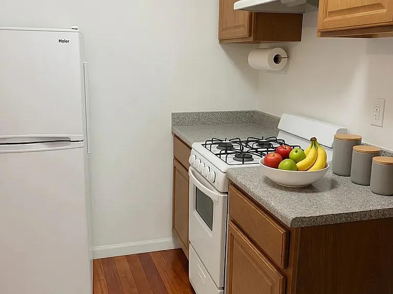 200 Allen St #3R — Photo 2