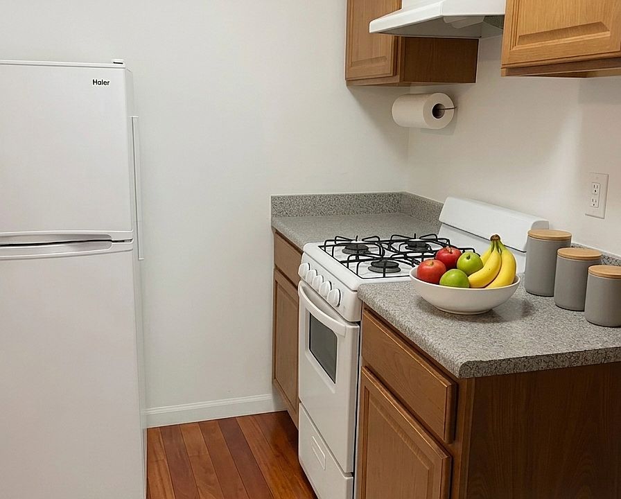 2nd image of 200 Allen St APT 3R