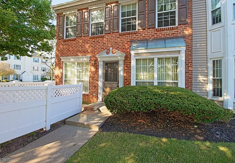 361 Hadleigh Ln — Photo 2