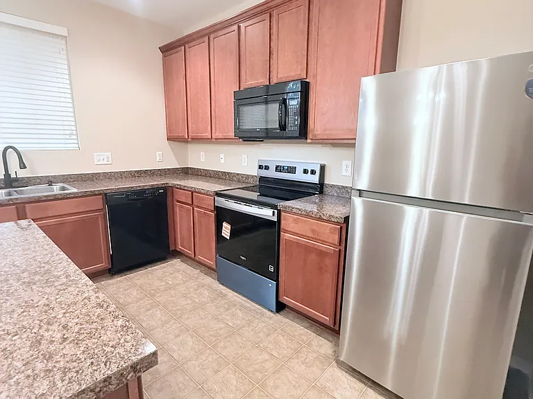 412 Longchamp Ln — Photo 8