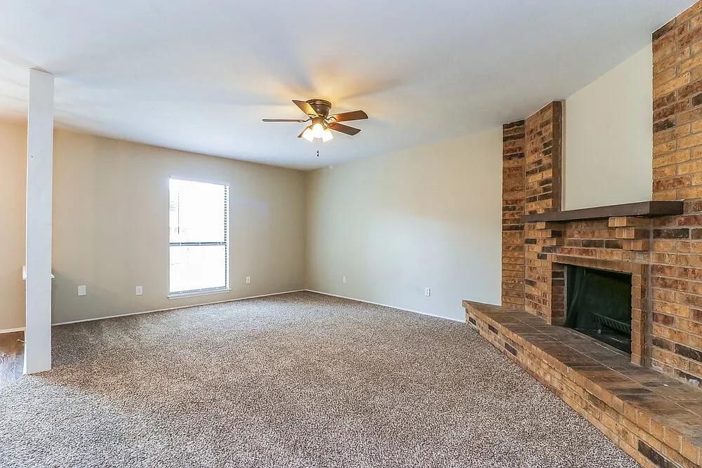 3 bed, 2.0 bath, 1404 sqft, $1,890 — Photo 2