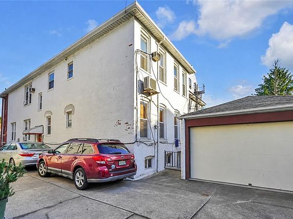 3rd image of 132 Bay 28th St