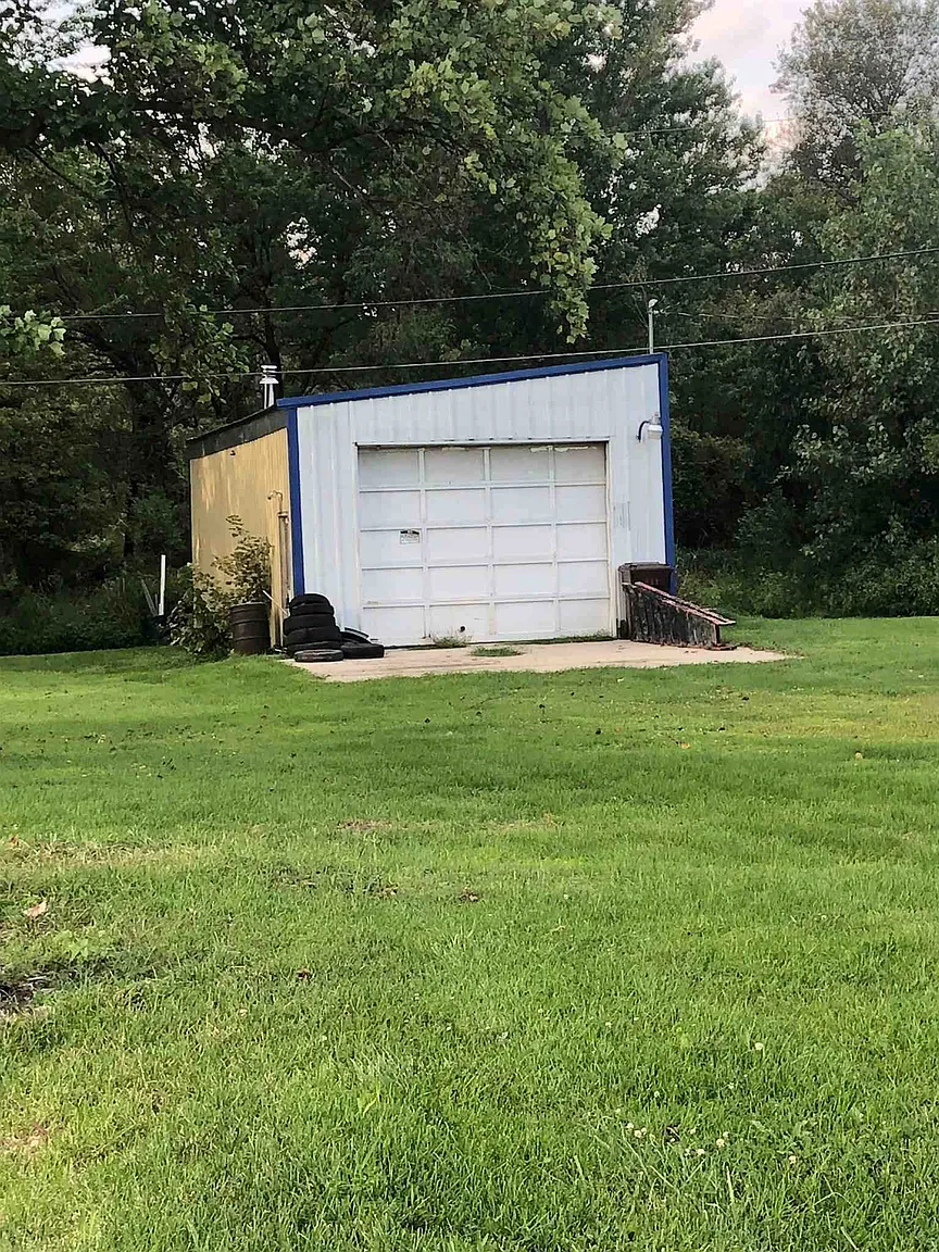 305 E 4th St photo 1