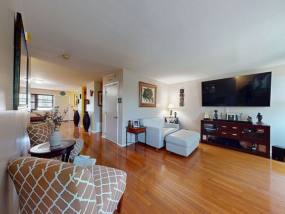 4th image of 555 Egan St