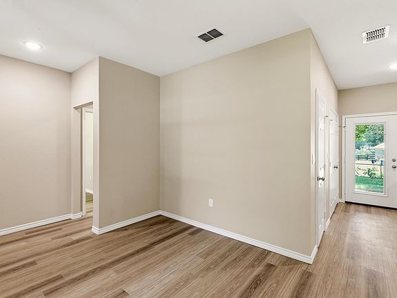 5th image of 1124 N Hackberry Ave