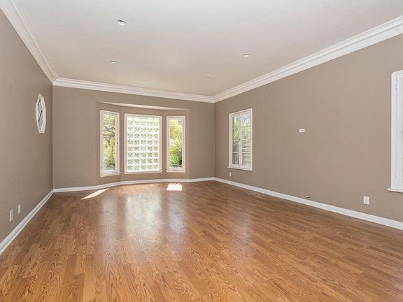 Spacious living room