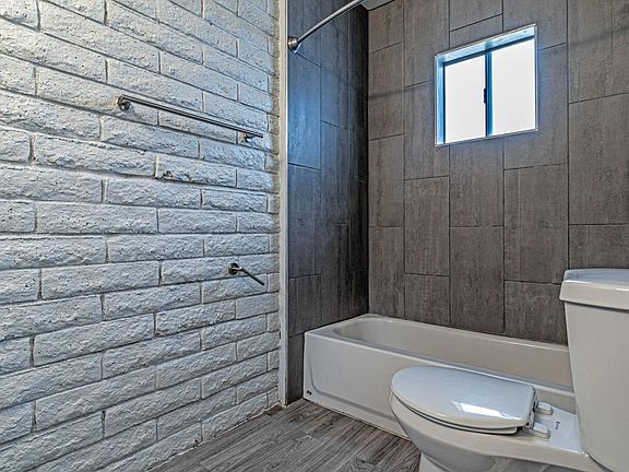 5th image of 1014 S Farmer Ave #17