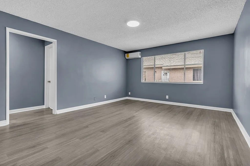 10 bed, 6.0 bath, 963 sqft, $2,350 — Photo 3