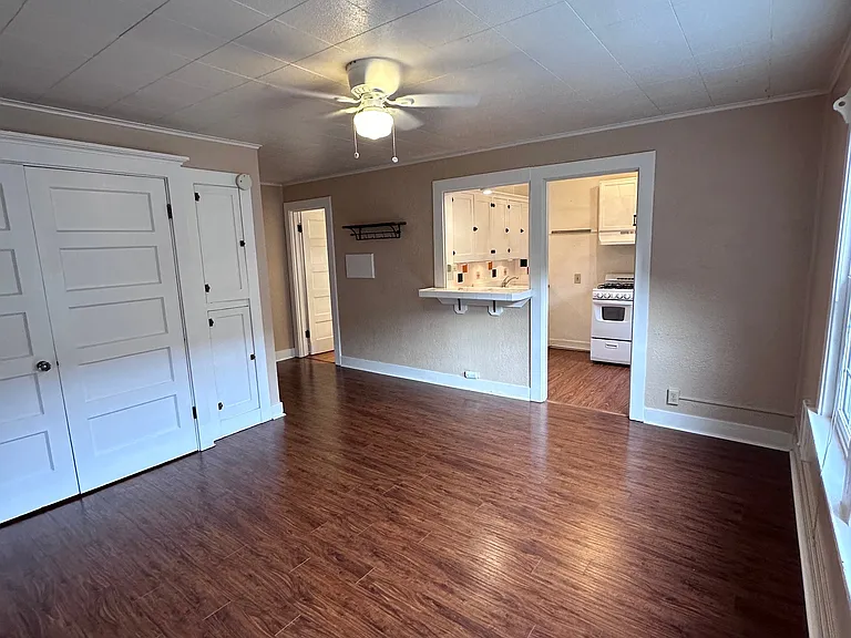 Olympia Court Apartments — Photo 9