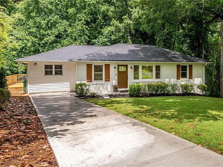 2093 Wildrose Dr — Photo 2