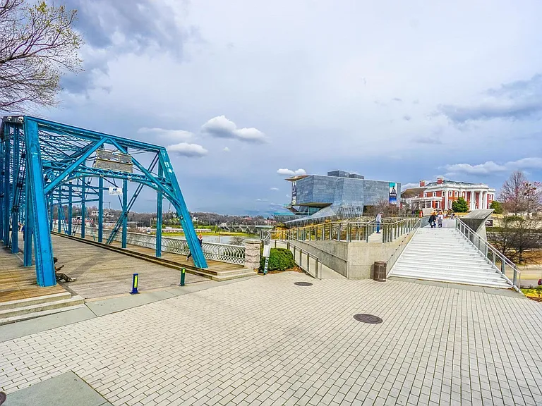 Perfect location! Short walk to Northshore via Walnut Street Bridge, Arts District via Holmberg Bridge, or the Tennessee Riverwalk right from your door.