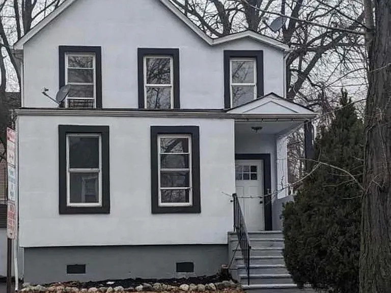 21 Oak St #1 — Photo 1