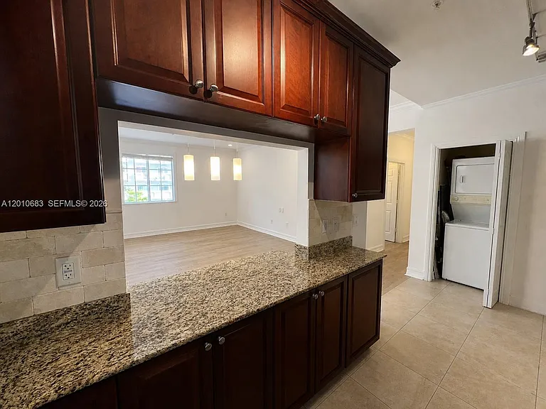 115 Mendoza Ave #202 — Photo 4