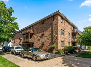 122 Circle Ave APT 102, Forest Park, IL 60130