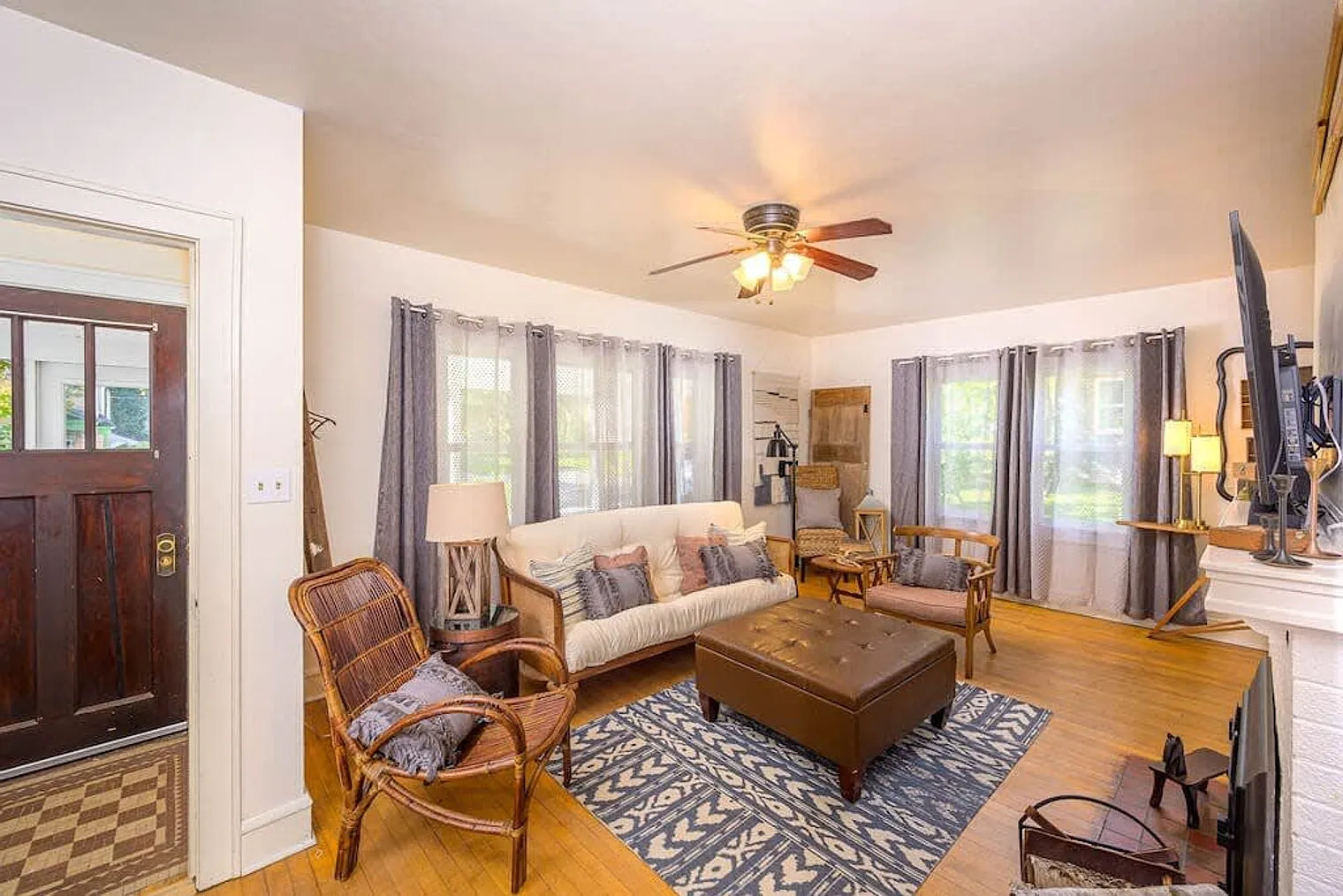3 bed, 2.0 bath, 1593 sqft, $3,950 — Photo 3