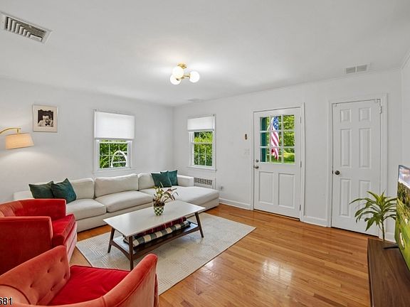 4th image of 37 Knollwood Ave
