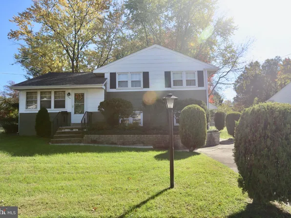 10 Beaver Dr, Barrington, NJ 08007