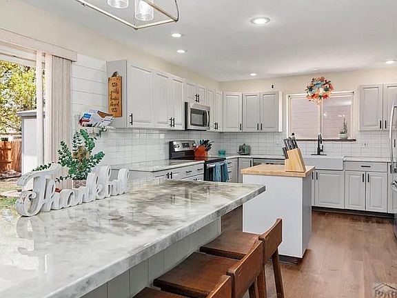3rd image of 7 Avon Ct