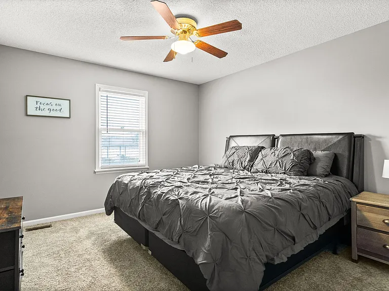 910 E Summit St — Photo 3