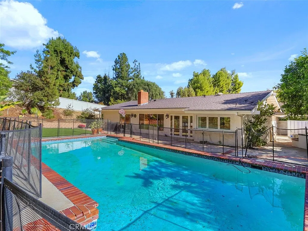 3 bed, 2200 sqft, $8,000 — Photo 2
