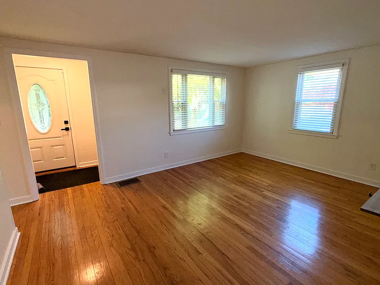 123 Lyon Pl — Photo 3