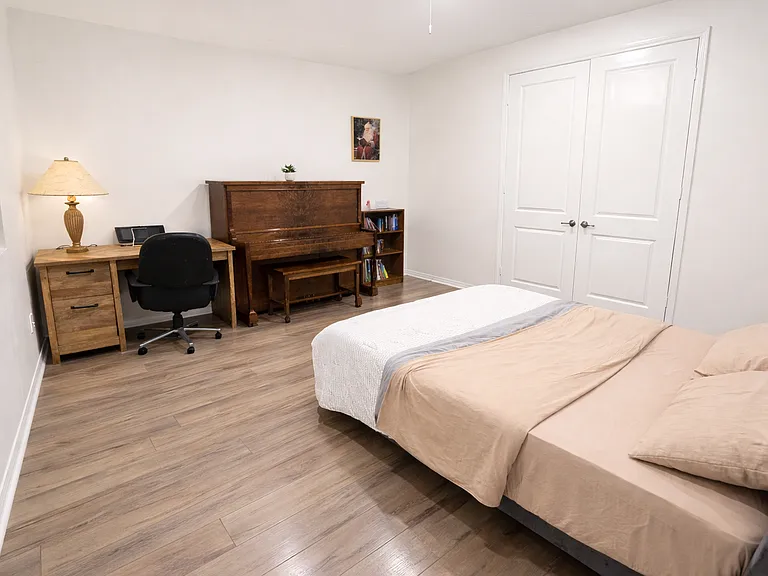 Bedroom 1 - 1 Queen