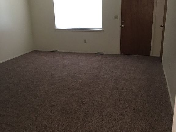 4th image of 908 W Clinton Dr