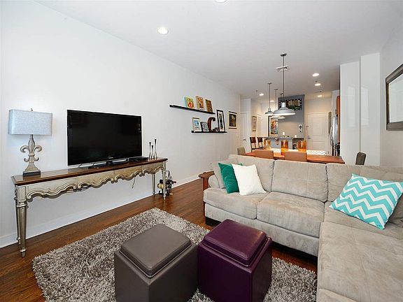 4th image of 172 Culver Ave #401