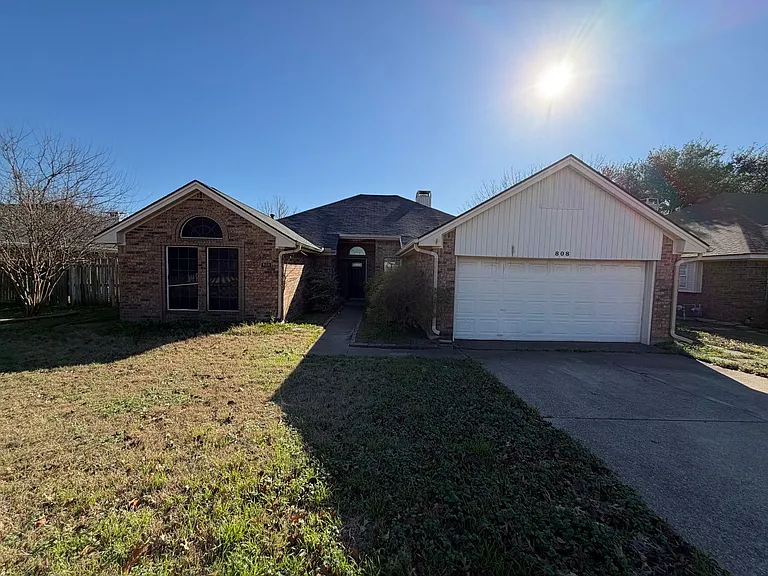 808 Creekside Dr — Photo 2