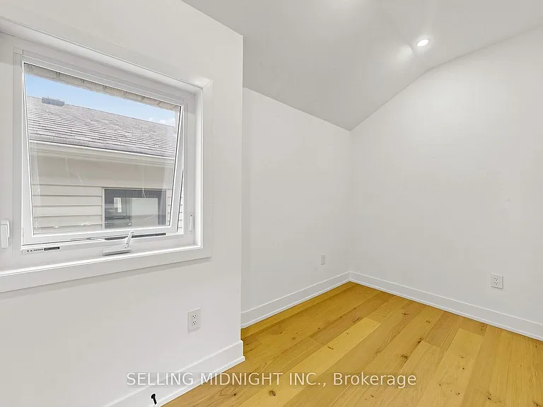 42 Guthrie Ave — Photo 32
