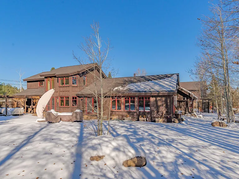 Big flat backyard fully fenced for snowplay
