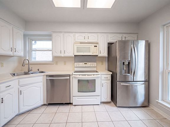 2nd image of 2604 Leo Dr