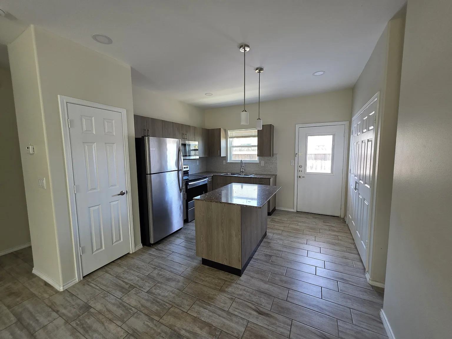 5005 N Hiawatha Dr — Photo 4