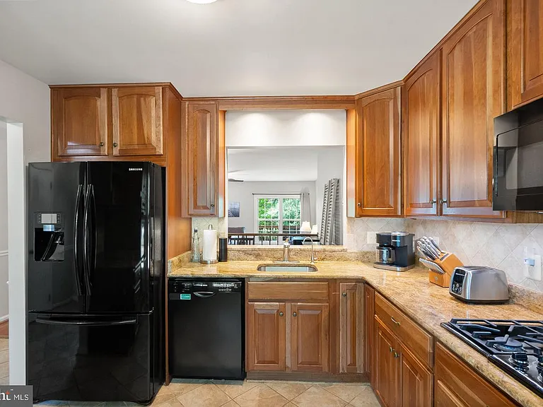 711 Acorn Ct — Photo 4