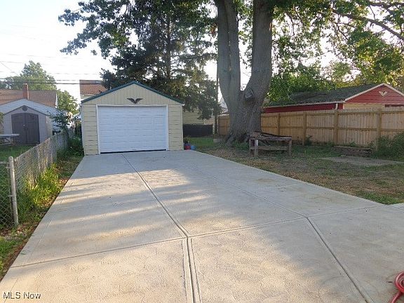 4th image of 8318 Pinegrove Ave
