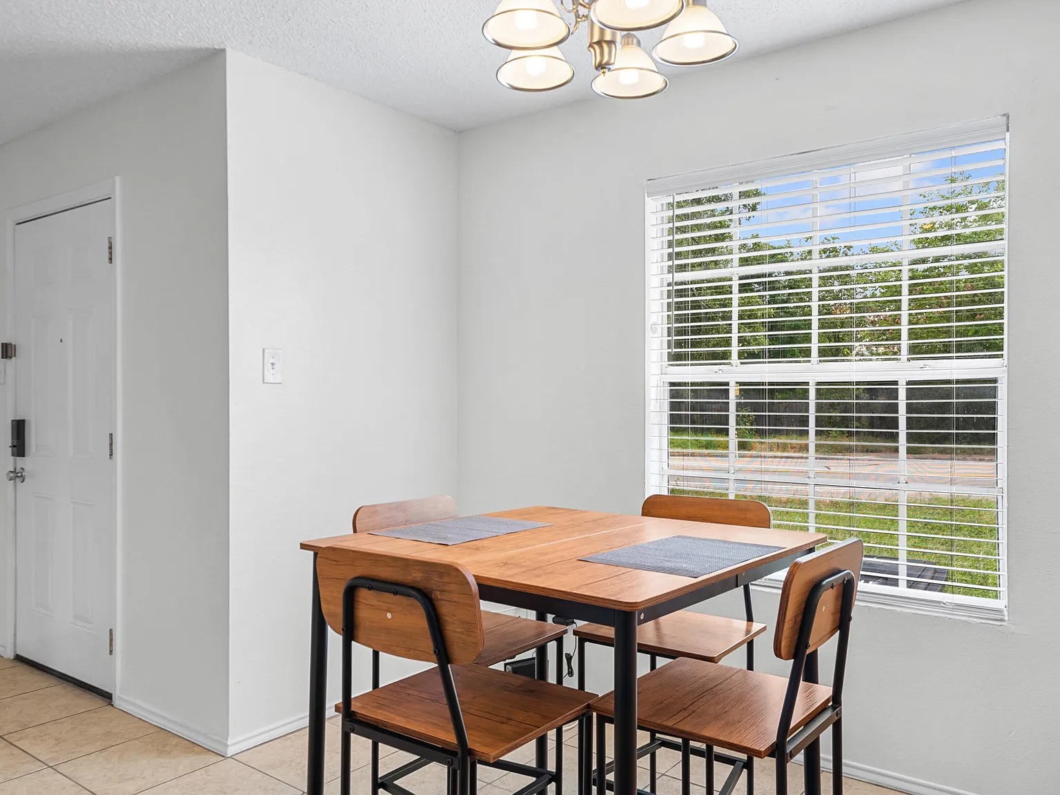 3 bed, 2.0 bath, 1250 sqft, $1,356 — Photo 4