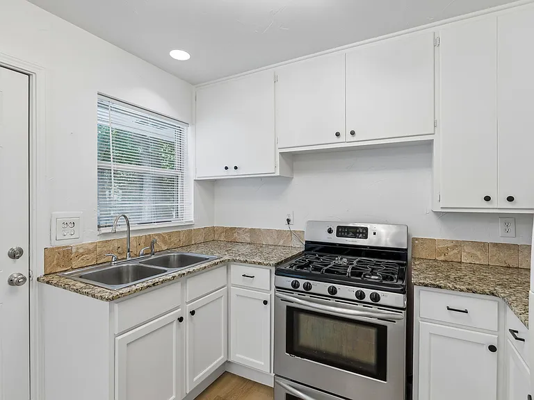 1600 Andover Ct — Photo 8