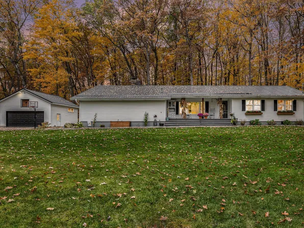 8825 Algoma Ave NE, Rockford, MI 49341
