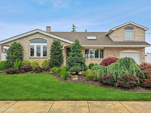 2nd image of 44 Leonard Dr