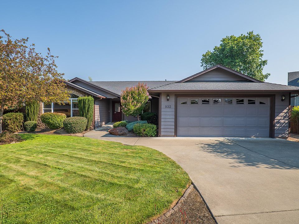 1st image of 932 SW Princess Cir