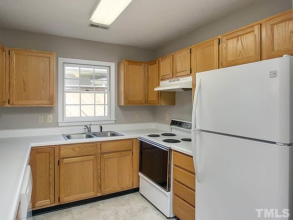 3rd image of 116 Forest Oaks Dr