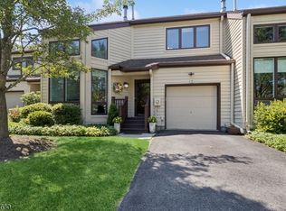 25-2 Franklin Ct, Bernardsville, NJ 07924